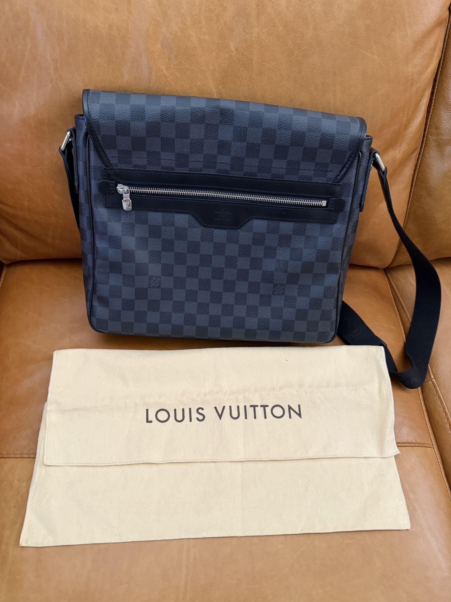 LOUIS VUITTON District MM Damier Graphite Messenger Bag