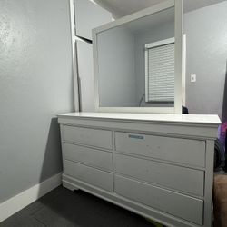 Big Vanity Dresser With Mirror (6 Drawers)