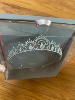 NWT Fine silver plated cubic zirconia hair tiara