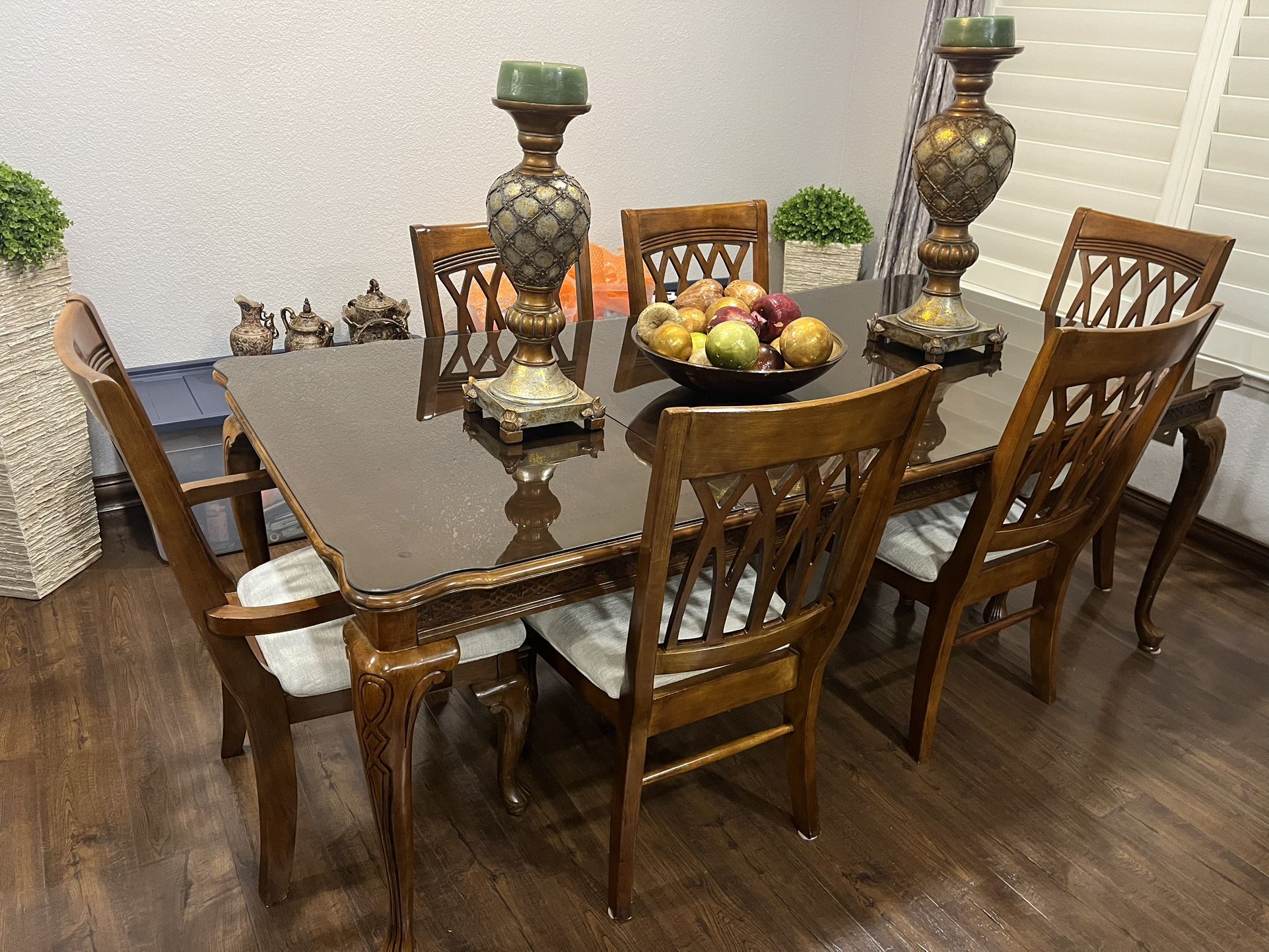 Dining table 6 Chairs