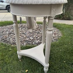 Accent hall round table 