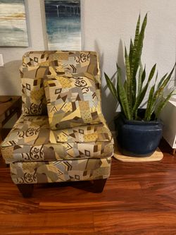 Like new Sofa with 2 pillows
