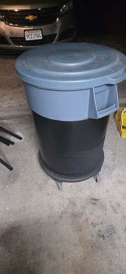 Trash can on wheels