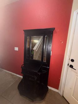 vintage/antique-style entryway hall tree with mirror and storage,