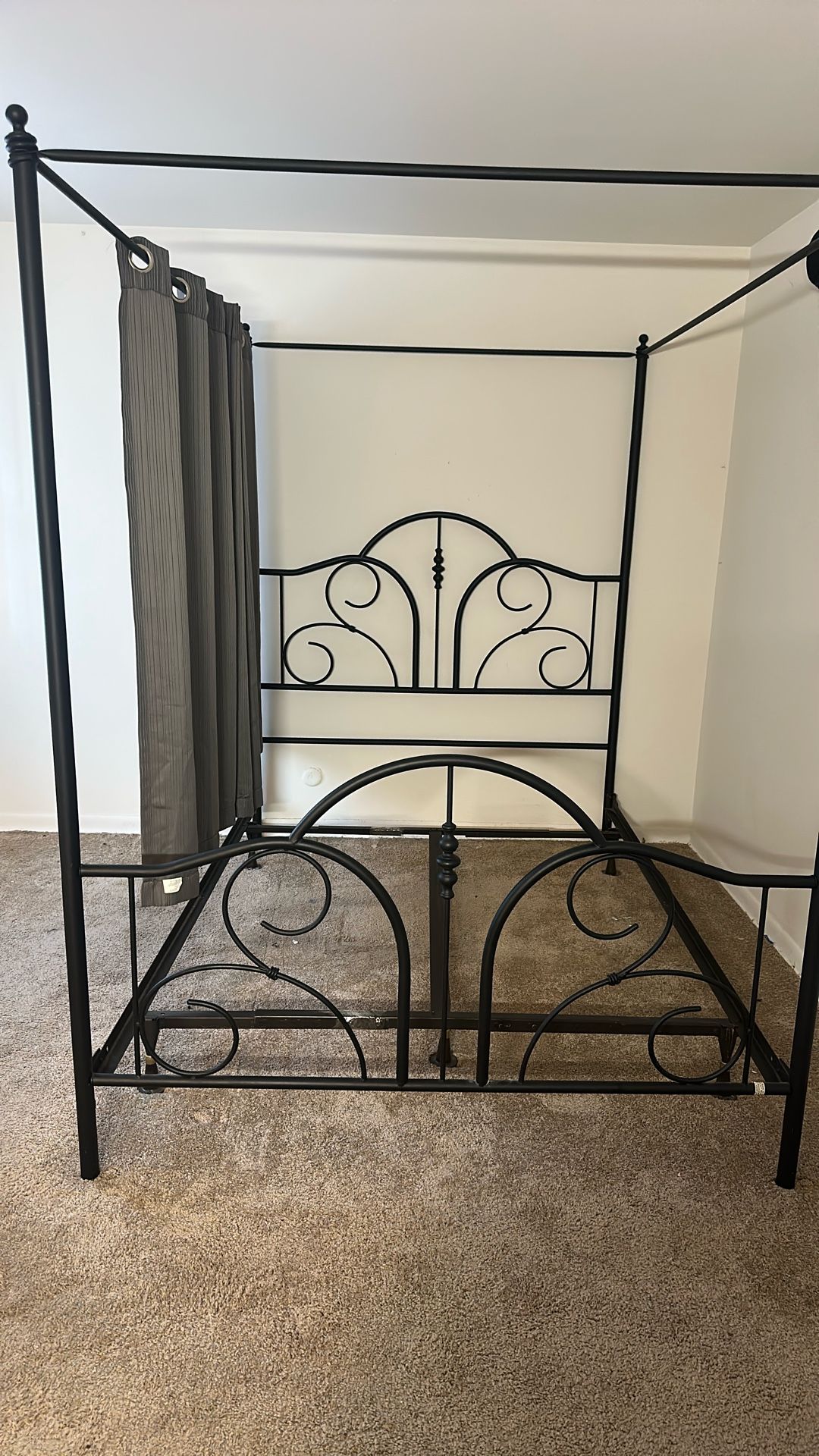 Una cama que tiene sus cortinas de todos lados