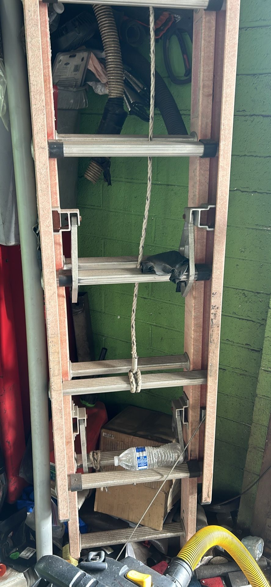 FIBERGLASS EXTENSION LADDER