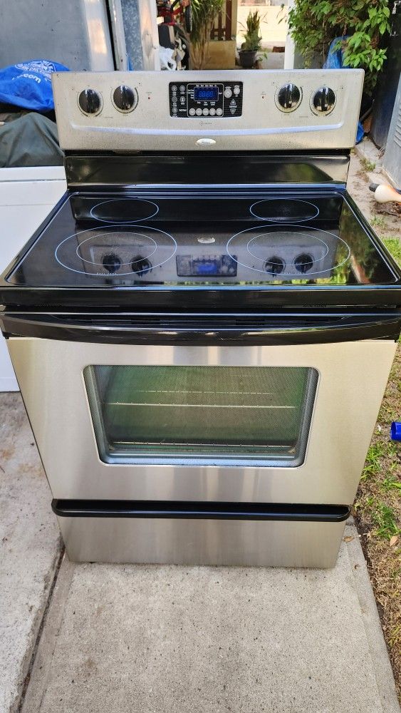Preciosa Estufa Electrica Whirlpool Luz 220V Plancha De Vidrio Lista Para Usar Super Limpia Trabaja Muy Bien Los Cuatro Quemadores Y El Horno $150