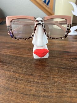 Eyeglass holder