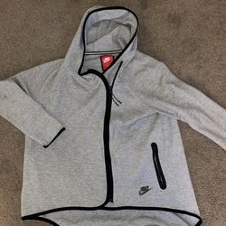 Woman’s Nike Tech Fleece Size M