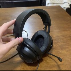 Used, but audio and mic work perfectly. Very minimal visible wears.  Includes: - Adjustable headset - Extendable microphone - 3.5 mm headphone jack - 