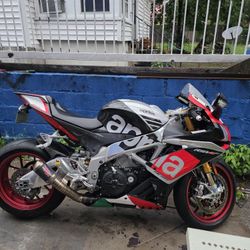 2016 Aprilia rsv4 whit 6k miles limited edition 