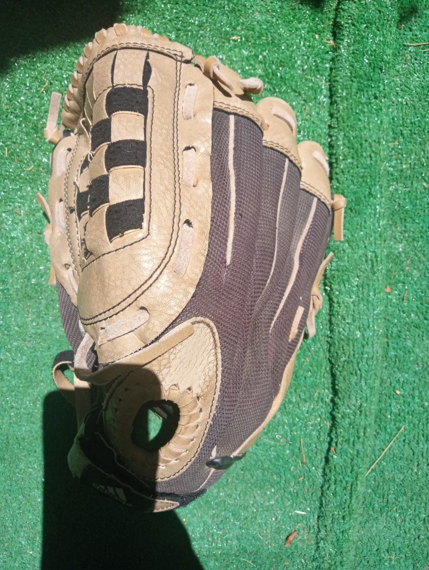 BASEBALL LEFTY GLOVE SIZE 12 ONLY $80 BETTER HURRY