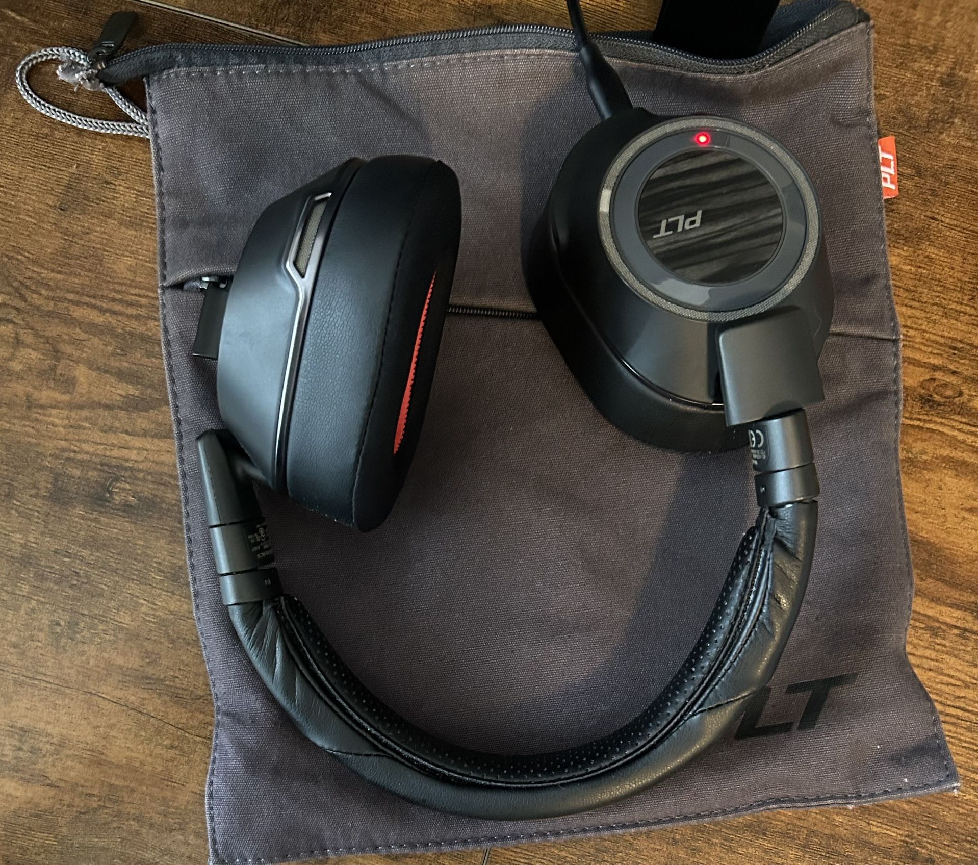 Voyager 8200 Headset