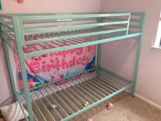 Twin bunk bed
