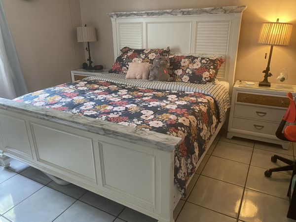 Juego de cuarto king en buen estado con colchón nuevo incluido 4 piezas