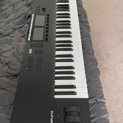 Native Instruments Komplete Kontrol S61 MK2 Smart Keyboard Controller