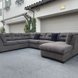 Huge Dark Grey Sectional Couch Sofa From Ashely Furniture In Excellent Condition - FREE DELIVERY. 🚛