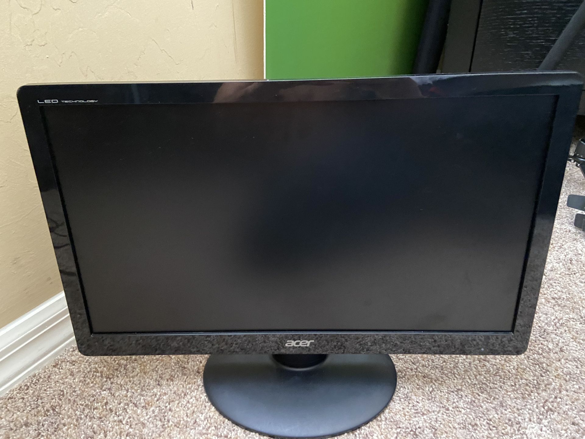Acer Monitor 18.5’ Comes with power cord, HDMI adapter, and it’s in great condition!