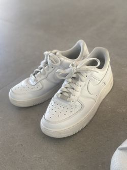 sneakers  (8.5) women 