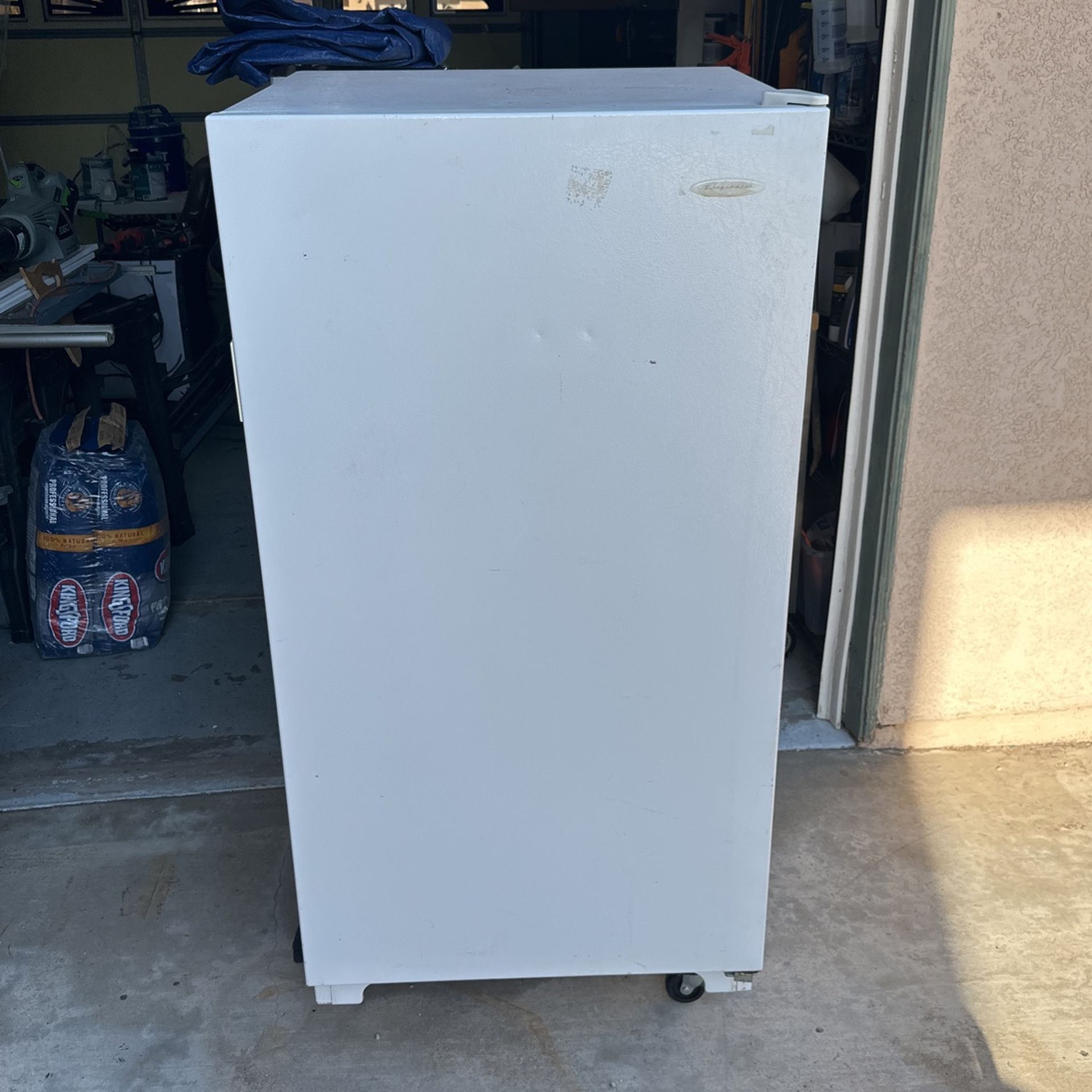 Frigidaire Upright Deep Freezer 20 Cu Ft for Sale in Temecula, CA OfferUp