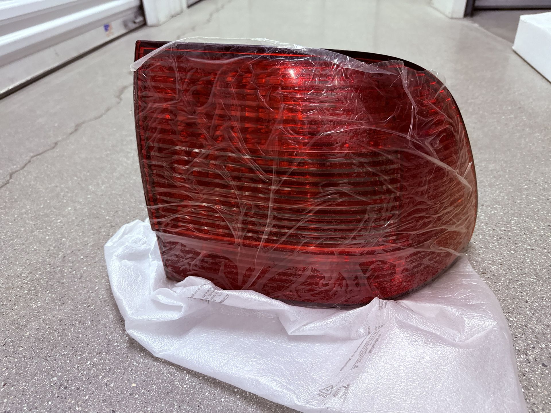 New 2004 Porsche Cayenne S Rear Rt Tail Light Assemby