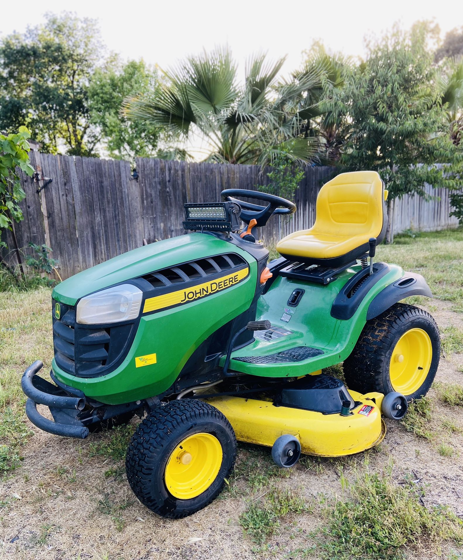 John Deere Riding Lawnmower Tractor 100 Series for Sale in Stockton, CA