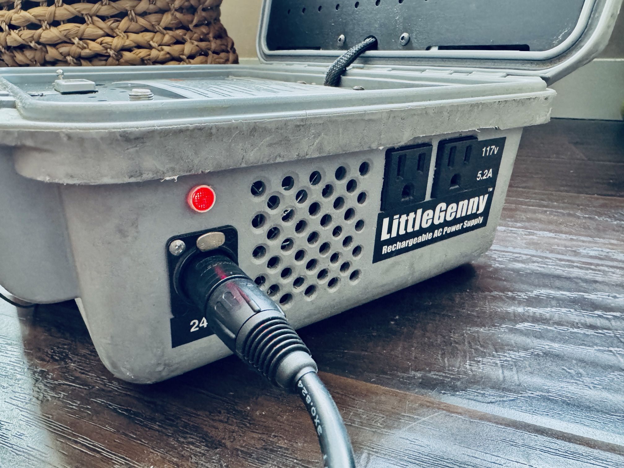 Pelican Power Pak (solar/AC) 360Wh 26V DC / 117V AC