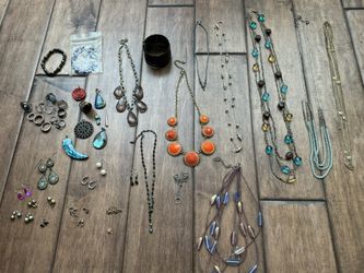 Lot of jewelry (necklaces, earings, rings, bracellets)