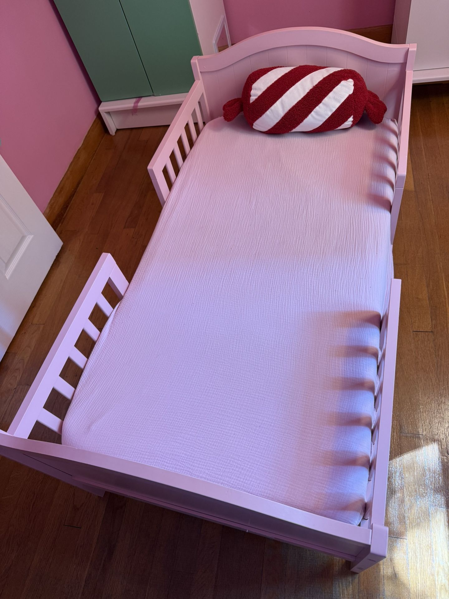 🎀 Dream On Me Pink 3-in-1 Convertible Toddler Bed – Includes Mattress & Protector – Excellent Condition!