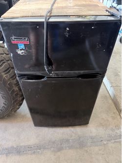 Yard sale.. fridge with freezer works good