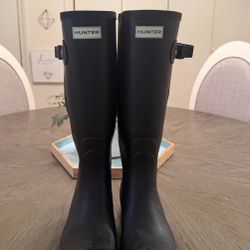 Like new HUNTER Boots Tall (black) 
