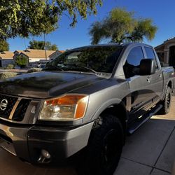 2012 Nissan Titan Crew Cab ยท PRO-4x