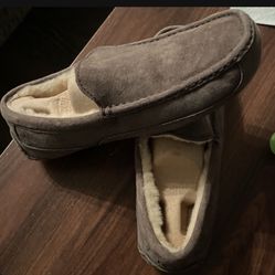 VNDS Men's UGG Grey Slippers Size 9    70.00 OBO
