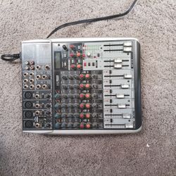 Behringer Xenyx Qx1204 USB 12-input Mixer