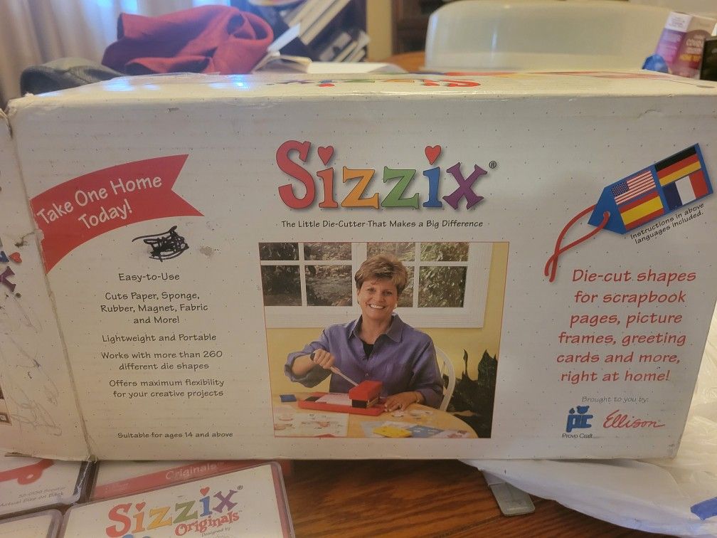 Sizzix Craft Machine and 4 Dies NEW