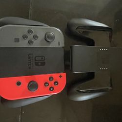 2 Nintendo Switch Controllers & 2 Joycons