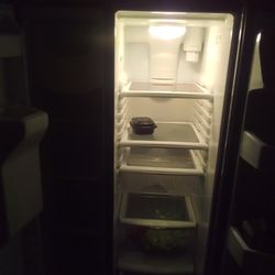 General electric model gss25gshbcss. Stainless steel front Black sides workes great