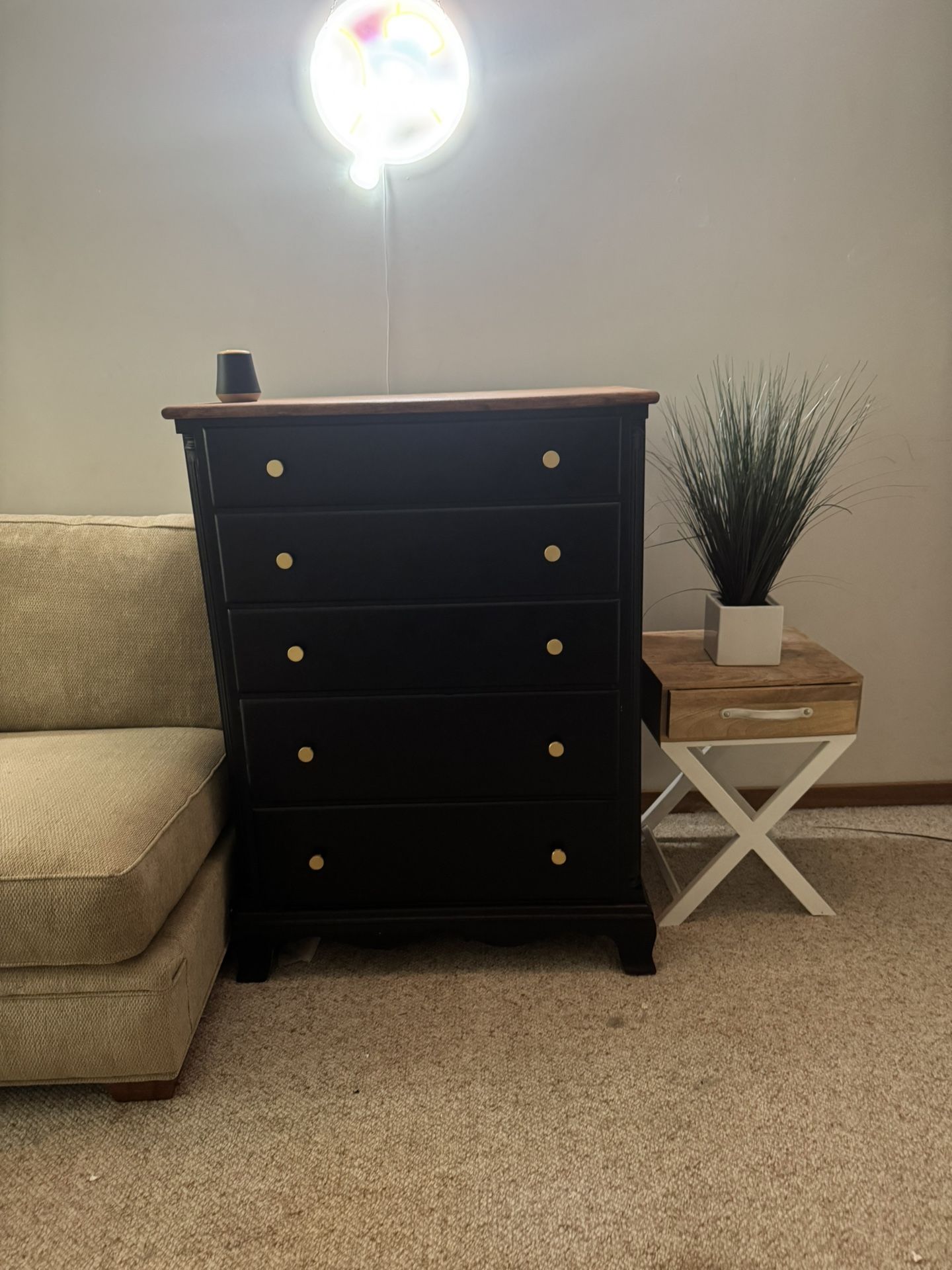 5 Drawer Dresser. Black/brown/gold