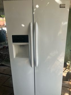 FRIGIDAIRE GALLERY WHITE FRIDGE REFRIGERATOR 36" WIDE 70"TALL 33" DEEP WORKS PERFECT