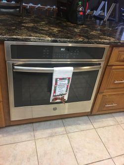 Wall oven with convection