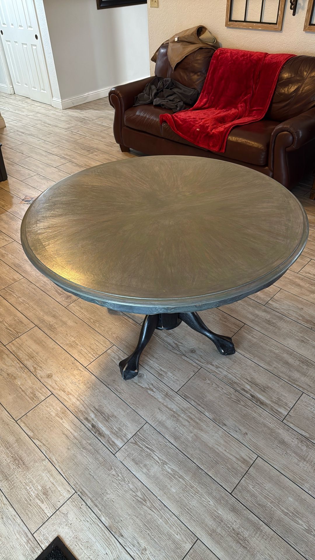 Round Dining Table 