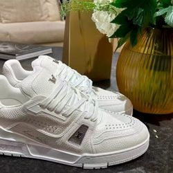 Louis Vuitton Trainer, cowhide leather, round toe laces, low heel, men's style, white buckle design