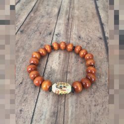 ** Men’s natural wood beads bracelet.
