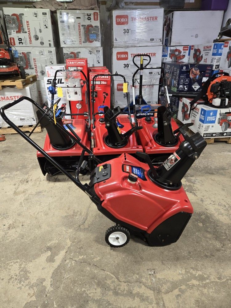 Toro Power Clear 210R SNOWBLOWER. NEW PADDLES AND SCRAPER INSTALLED