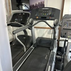 Life Fitness CLST Integrity  Treadmill 