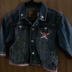 Size 4 T Levi’s Denim Jacket With Patches Making It One Of A Kind.