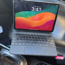 iPad Air M2 With Magic Keyboard 