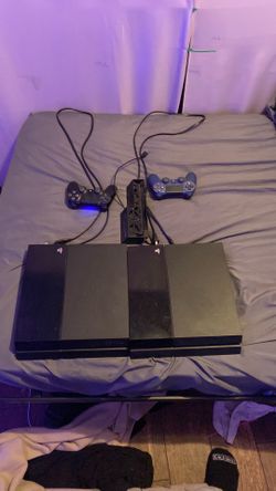 2 working ps4’s 2 controllers 2 power cables and one fan