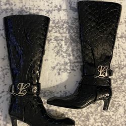 LAUR Keyla boot in black pebble leather.