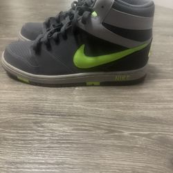 Like New Nike Men’s (US-10.5) Athletic Shoes.